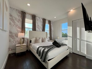 8 bedrooms, desk, iron/ironing board, travel crib - Pickleball/Gameroom/Soccer Field/Pool (Miami)