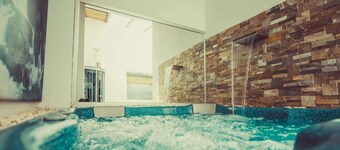 House With Private Patio for 17 With Jacuzzi