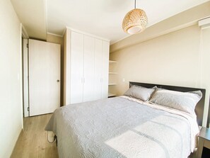 Departamento básico | 1 habitación, cortinas blackout y tabla de planchar con plancha