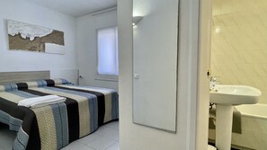 2 عدّة غرف نوم ومكواة/لوح كي