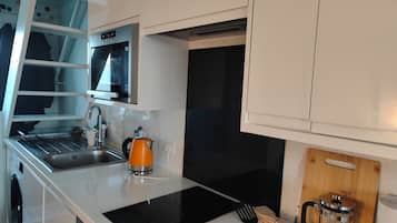 雪櫃、微波爐、焗爐、爐具