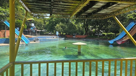 Pool. Spacious 3-bedroom bungalow with AC Entire house , WiFi in San Juan Opico.
