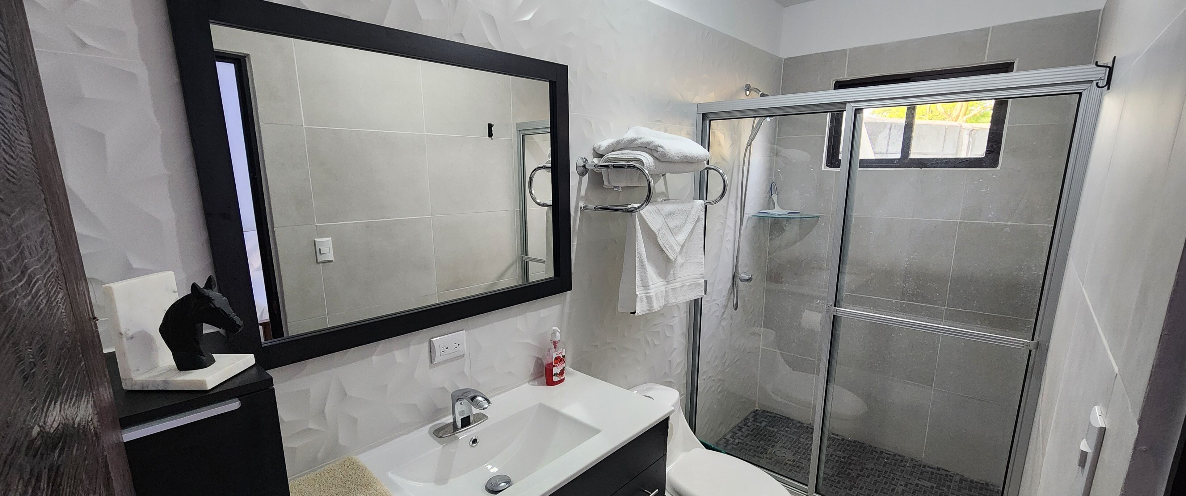 Een douche, een haardroger, handdoeken, zeep