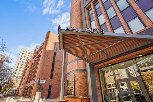 Downtown SLC  1-bedroom Luxury Suite with free parking, fitness room and WiFi