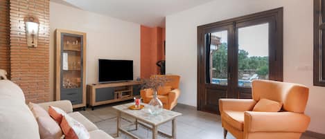 TV, fireplace