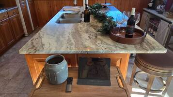 Kylskåp, mikrovågsugn, ugn och spishäll