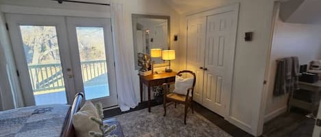 2 habitaciones, escritorio, tabla de planchar con plancha y wifi