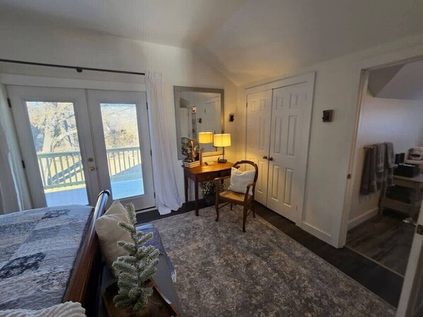 2 bedrooms, desk, iron/ironing board, WiFi