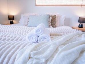 3 bedrooms, iron/ironing board, WiFi, bed sheets - Spacious home in Okarito Brown Kiwi sanctuary, 15min drive to Glacier & Beach (Okarito)