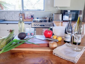 Private kitchen - Spacious home in Okarito Brown Kiwi sanctuary, 15min drive to Glacier & Beach (Okarito)