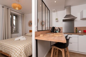 Geladeira, micro-ondas, cooktop, cafeteira/chaleira