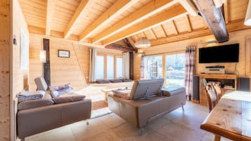 Fernseher, Kamin, DVD-Player, Stereoanlage