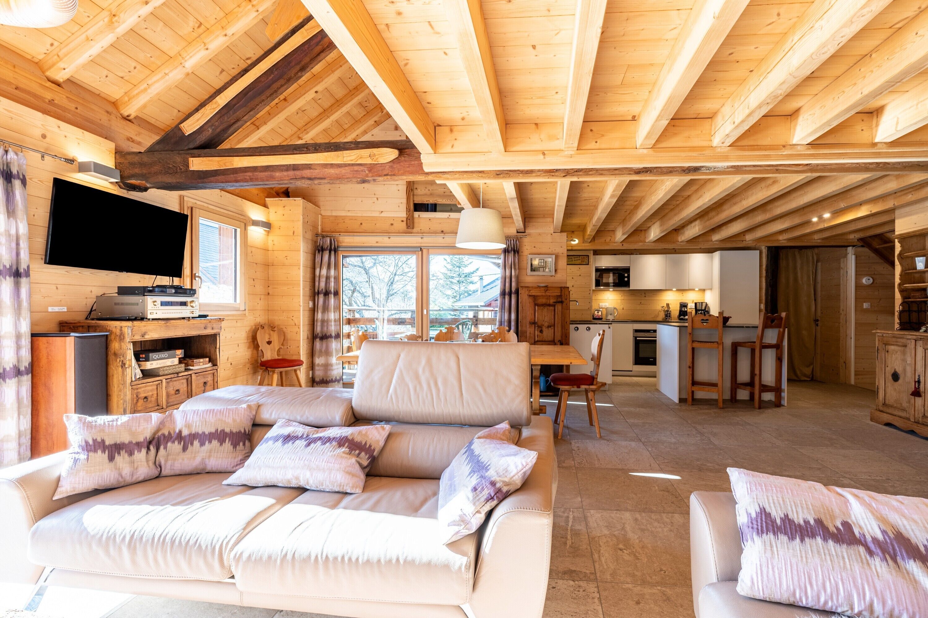 Televisio, takka, DVD-soitin, stereot