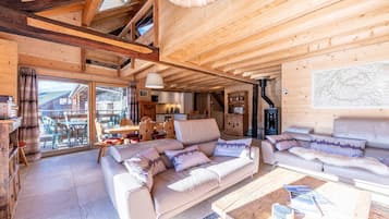 Una televisión, una chimenea, un reproductor de DVD