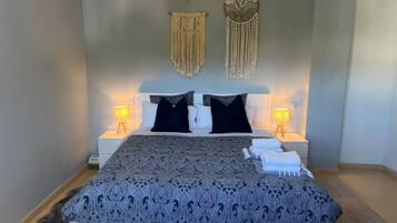 1 habitación, tabla de planchar con plancha, wifi gratis y ropa de cama