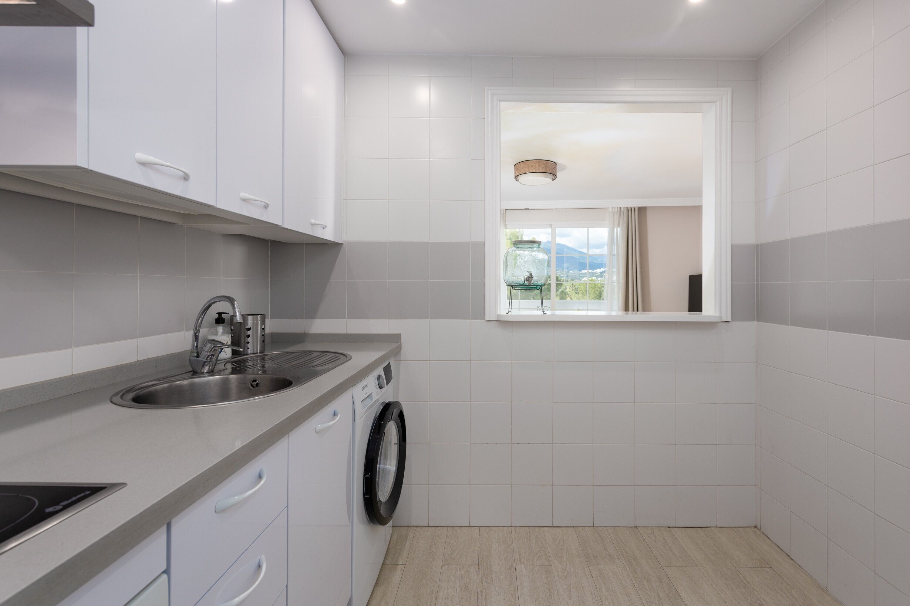 Frigorífico, microondas, horno y placa de cocina