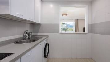 Frigorífico, microondas, horno y placa de cocina