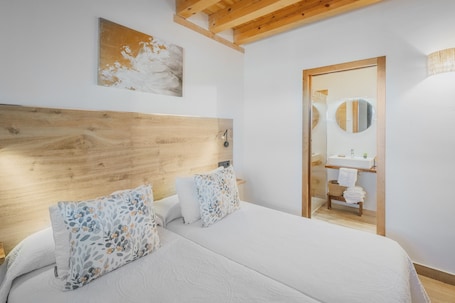 5 bedrooms, free WiFi, bed sheets. El Mirador de la Montaña: Rural House for 14 in Segovia Mountains with Pool