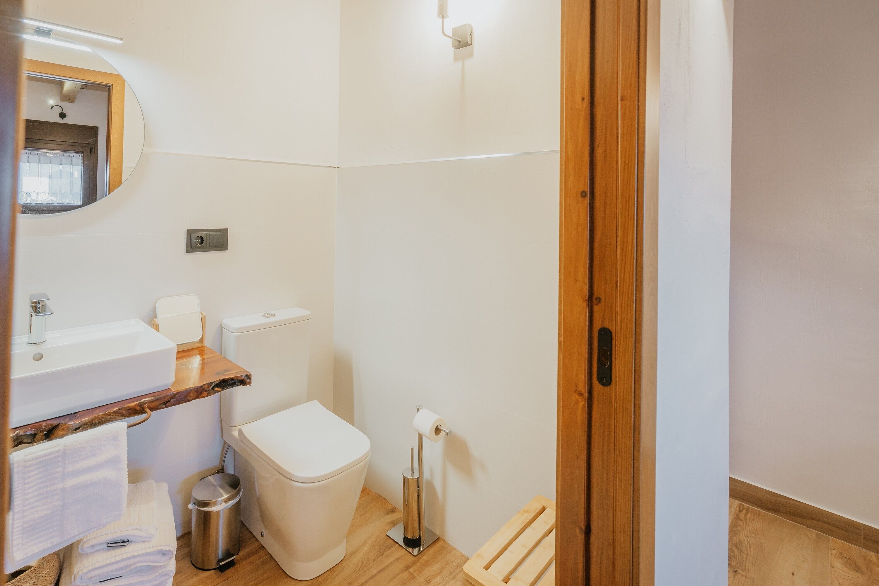 Un baño con lavabo, inodoro y ducha.