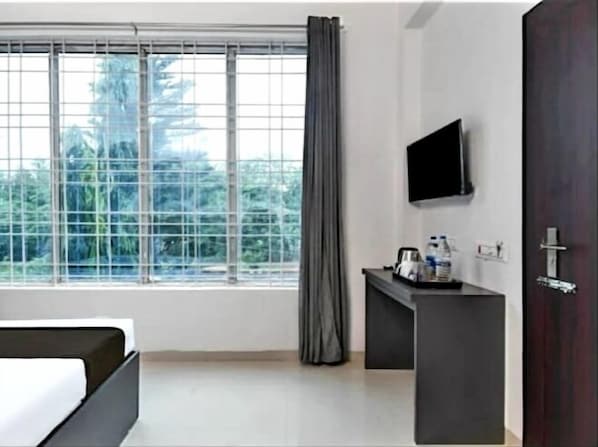 Habitación Confort doble, vistas al patio | Escritorio, espacio para trabajar con un portátil, wifi gratis