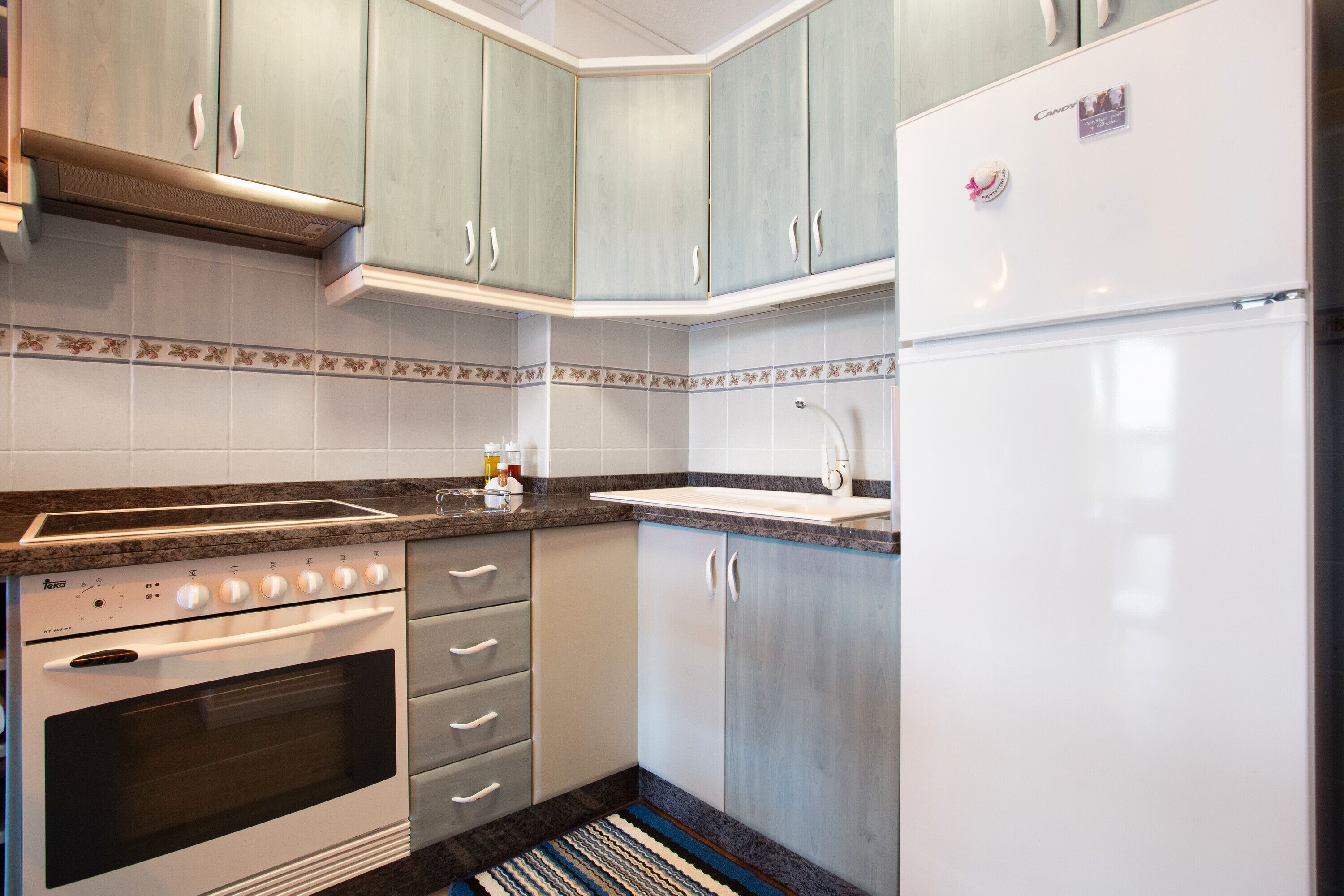 Een koelkast, een magnetron, een oven, een kookplaat