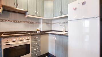 Een koelkast, een magnetron, een oven, een kookplaat