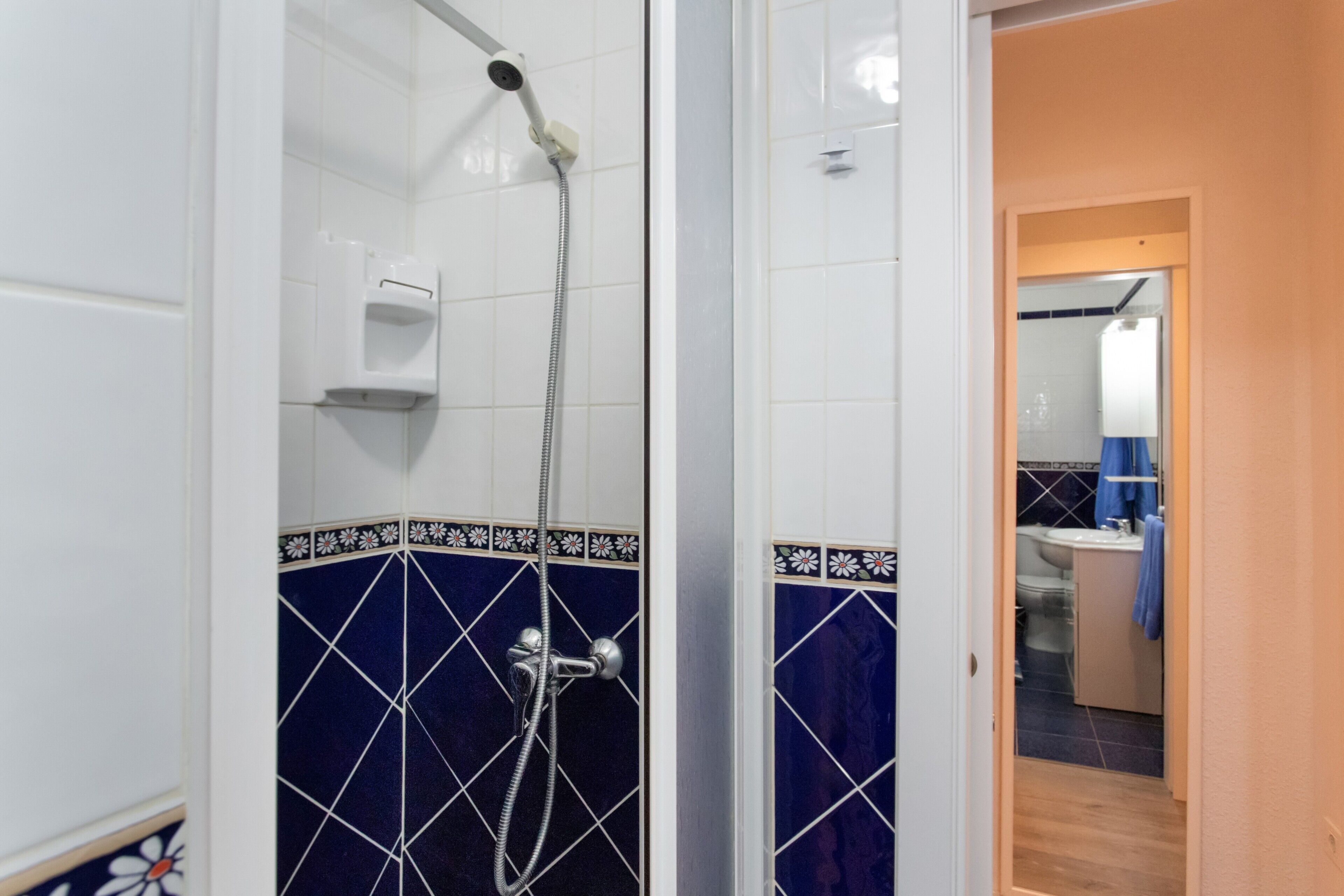 Douche, sèche-cheveux, serviettes fournies