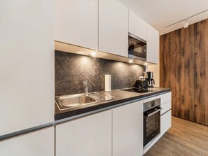 Kylskåp, mikrovågsugn, ugn och spishäll