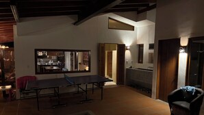 A spacious room with a ping pong table, a small pool, and a seating area. - Casa en Lomas de Cocoyoc, Alberca, Pet friendly. (Fraccionamiento Lomas de Cocoyoc)