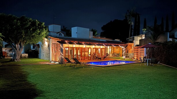 A house with a swimming pool, outdoor seating, and a well-maintained lawn. - Casa en Lomas de Cocoyoc, Alberca, Pet friendly. (Fraccionamiento Lomas de Cocoyoc)