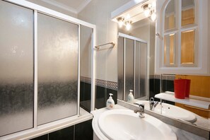Shower, towels - Apartment 'Xavega' with Sea View, Private Terrace and Balcony (Torreira)