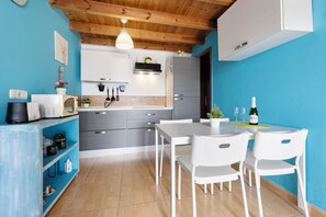 Frigorífico, microondas, placa de cocina y cafetera o tetera