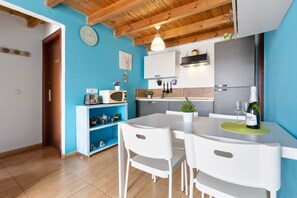 Refrigerador, microondas, parrilla de estufa y cafetera y tetera 