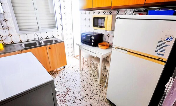 Fridge, microwave