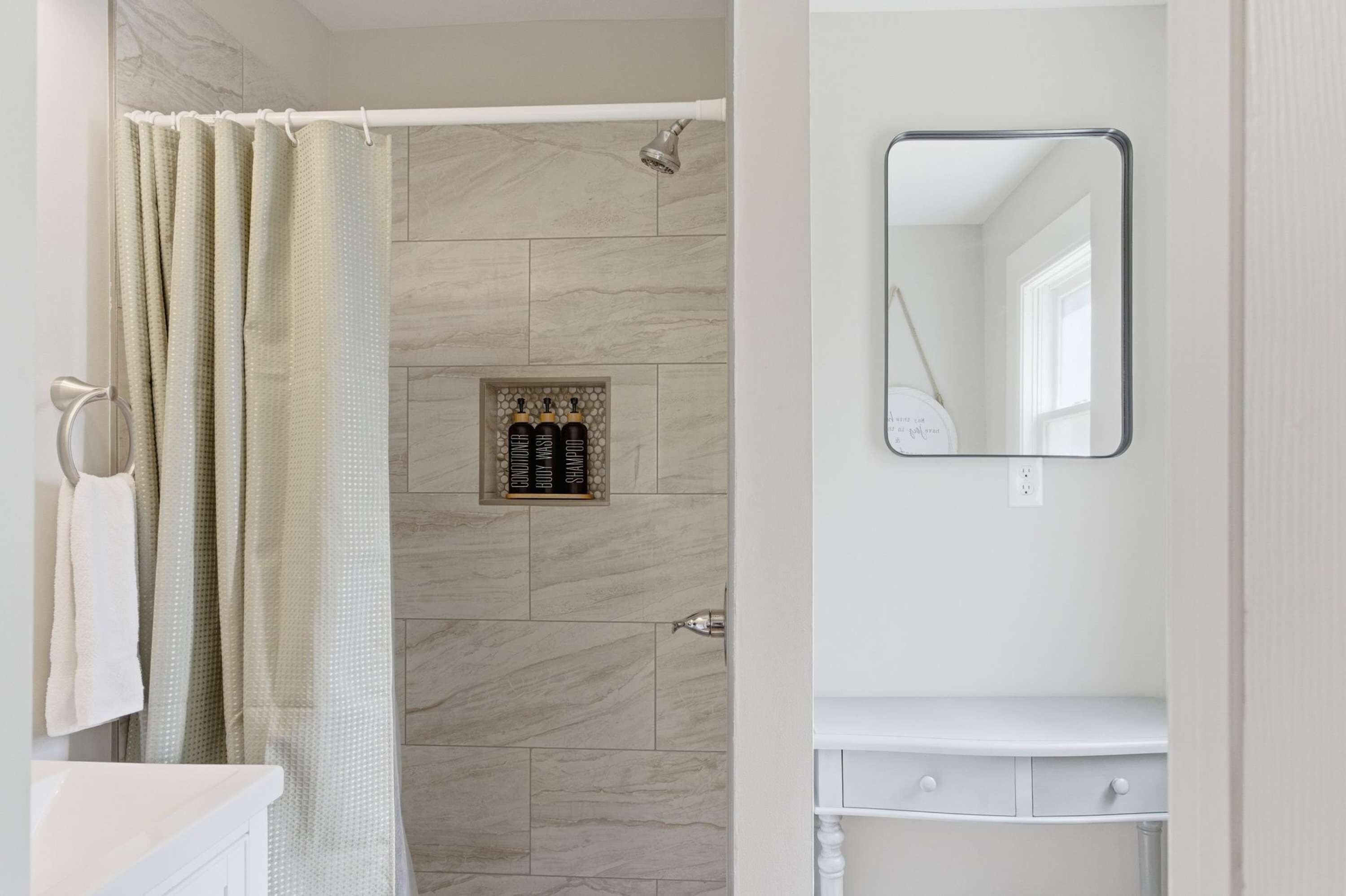 Een douche, een haardroger, handdoeken, shampoo