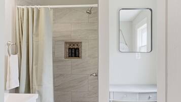 Een douche, een haardroger, handdoeken, shampoo
