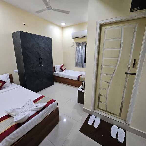 Standaard Twin kamer | Een bureau, verduisterende gordijnen, een strijkplank/strijkijzer