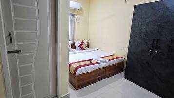 Standard Room | Desk, blackout curtains, iron/ironing board, free WiFi