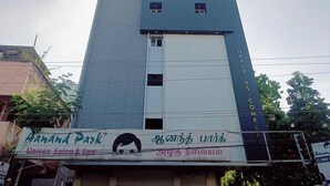 Un bâtiment sur lequel on peut lire les inscriptions « Grace V S » et « Amanand Park, salon de beauté et spa mixte ».