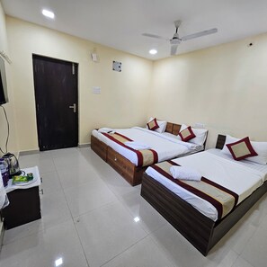 Deluxe driepersoonskamer | Een bureau, verduisterende gordijnen, een strijkplank/strijkijzer