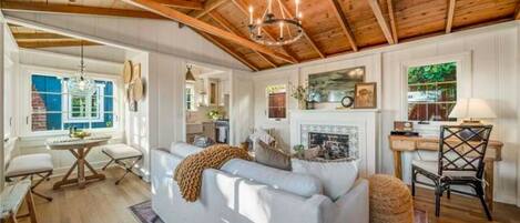 Smart TV, fireplace
