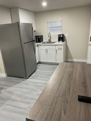 Fridge, microwave, coffee/tea maker, cookware/dishes/utensils - 2nd Floor Studio Downtown Winter Garden (Winter Garden)