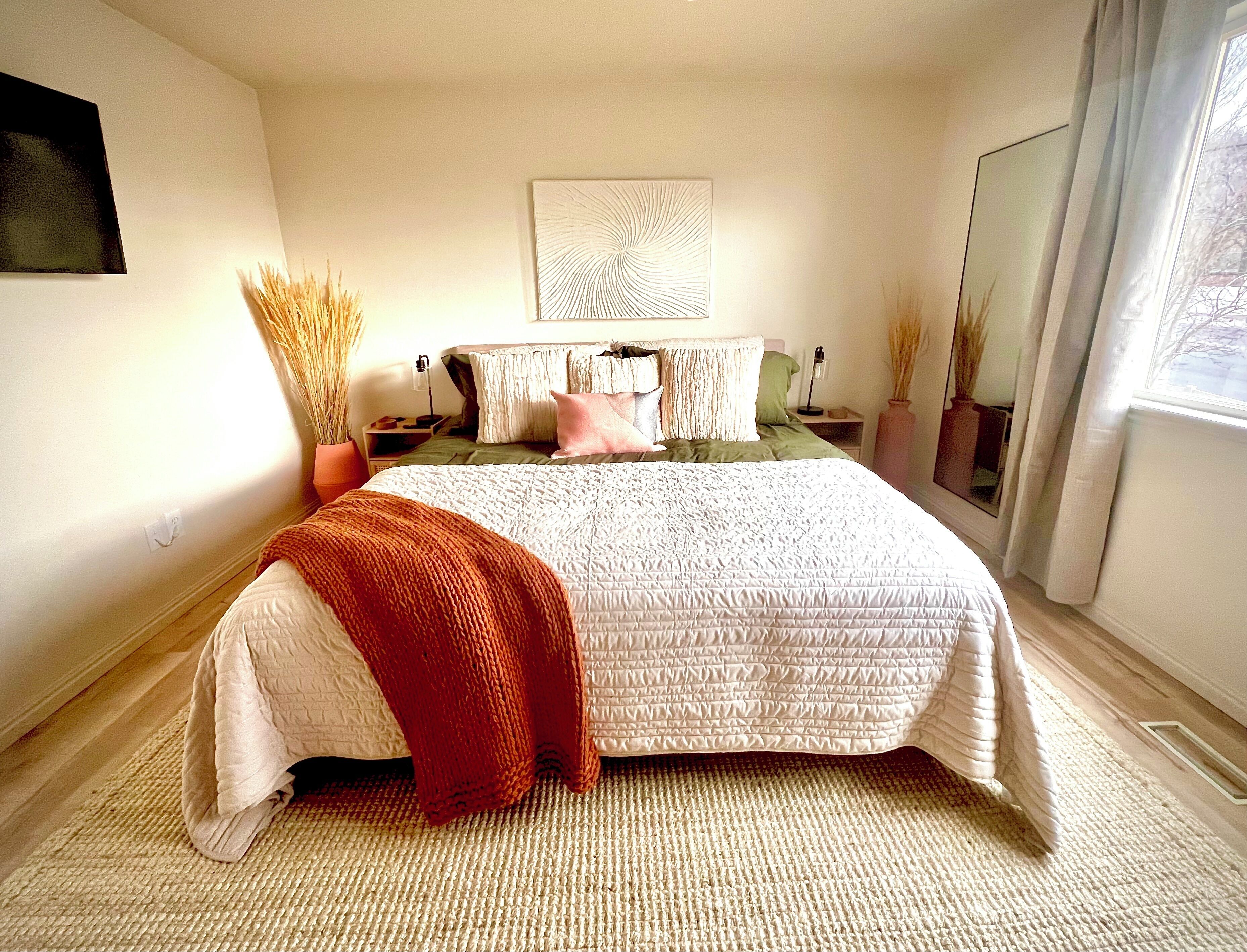 5 soverom, skrivebord, strykejern/-brett og reiseseng for barn