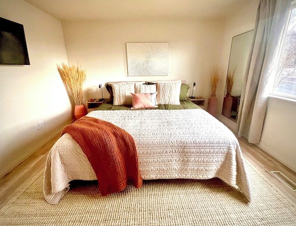 5 bedrooms, desk, iron/ironing board, travel cot