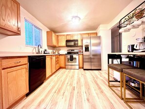 Kjøleskap, mikrobølgeovn, ovn og kokeplater