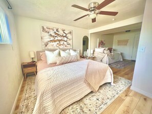 5 soverom, skrivebord, strykejern/-brett og reiseseng for barn