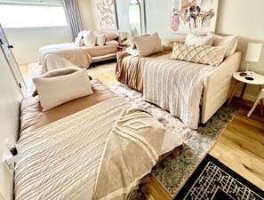 5 makuuhuonetta, työpöytä, silitysrauta/-lauta, vauvan matkasänky
