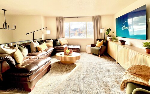 Family Friendly! Hot Tub, 5 Luxury King Beds, Fire Pit, Skiing & Hiking Close