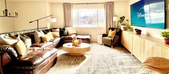 Family Friendly! Hot Tub, 5 Luxury King Beds, Fire Pit, Skiing & Hiking Close