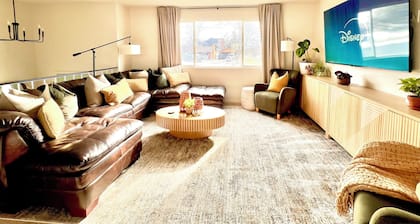 Family Friendly! Hot Tub, 5 Luxury King Beds, Fire Pit, Skiing & Hiking Close